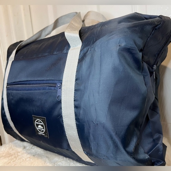 WIND BLOWS RIVER FLOWS LARGE DUFFLE LUGGAGE - Picture 2 of 12